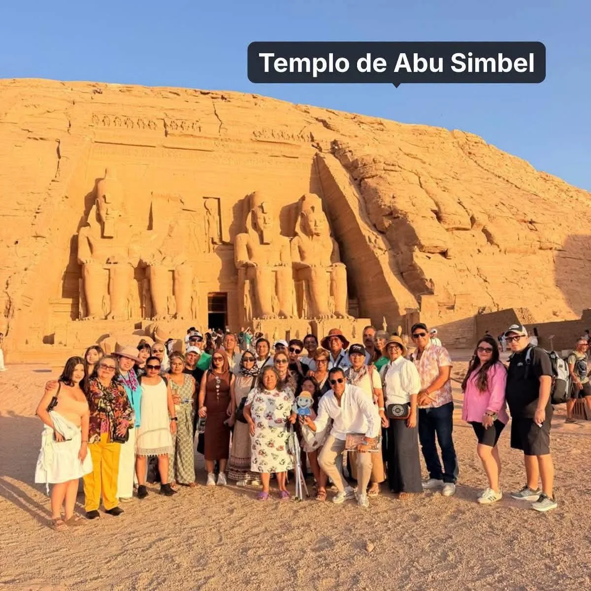 Viajeros frente al Templo de Abu Simbel