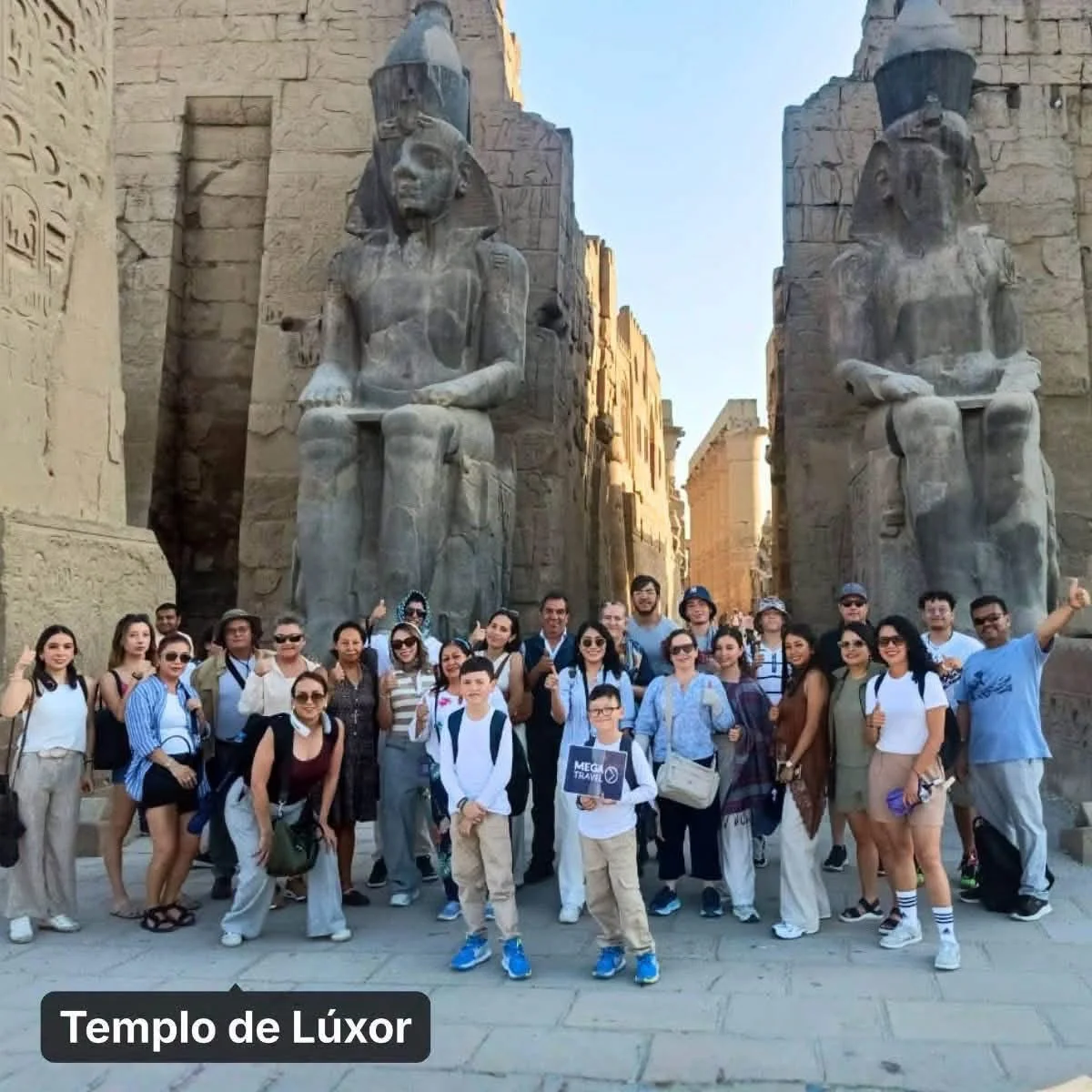 Grupo de viajeros de Dolphins Tours en el Templo de Lúxor